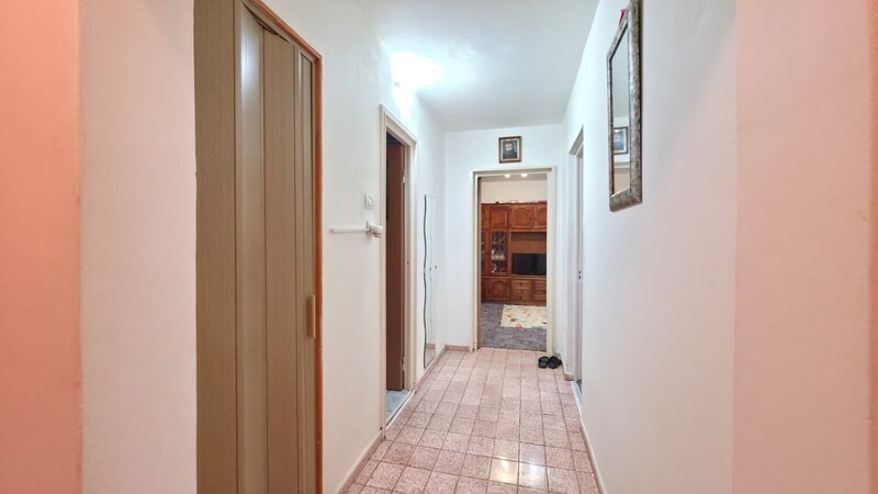 Ozana Jean Steriadi Buhusi 2 camere  decomandat  bloc 1979, 54 MP